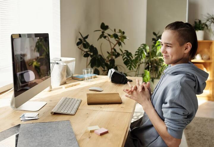 मुलांचे मन चंचल असते, त्यामुळे त्यांचे अभ्यासापासून लक्ष विचलित होणे सामान्य आहे. मुलांचे  मन अभ्यासात विचलित होत असेल तर पालकांनी मुलांना अभ्यासापूर्वी ध्यान करायला लावावे.