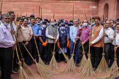 Cleanliness Campaign : संसद भवन परिसरात स्वच्छता मोहीम, पाहा फोटो