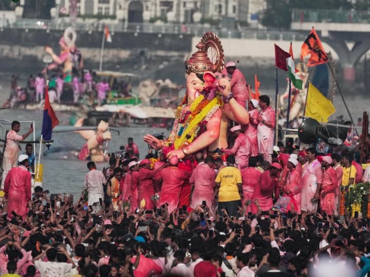 इसके अलवा चांदी के कलश, सोने-चांदी के नारायण सिक्के, सोने के गुलाब का हार, चांदी की माला, चांदी के छोटे बड़े गणपति, सीजन क्रिकेट बैट, गोल्ड प्लेटेड सिल्वर क्राउन और इलेक्ट्रिक बाइक चढ़ाये गए.