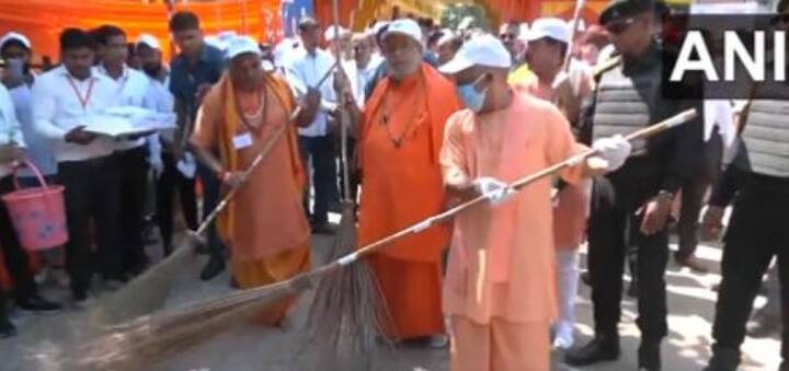 ઉત્તર પ્રદેશના મુખ્યમંત્રી યોગી આદિત્યનાથે સિતાપુરમાં સ્વચ્છતા હી સેવા કેમ્પનમાં ભાગ લીધો હતો.