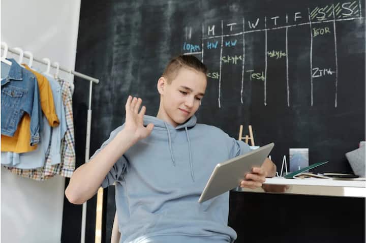 चुकीच्या दिशेला बसून अभ्यास केल्याने मुले लवकर विसरायला लागतात किंवा त्यांची अभ्यासात  एकाग्रता कमी होते आणि त्यांचे मन अभ्यासात गुंतत नाही. त्यामुळे वास्तुशास्त्रात अभ्यासाची  दिशा स्पष्ट केली आहे.