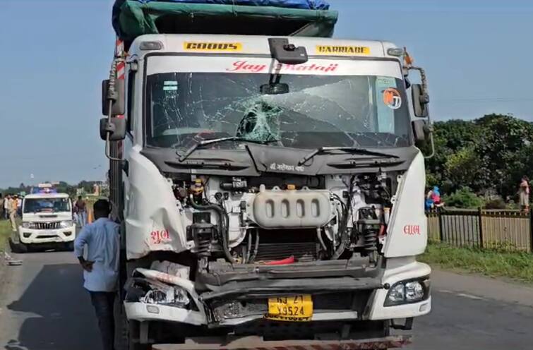 Accident on Vyara Songadh National Highway, two people dead TAPI: રોડના ખાડા પુરી રહ્યા હતા મજૂરો, ત્યાં જ માતેલા સાંઢની જેમ આવેલા ટ્રકે કચડી નાખ્યા,બેના મોત,એકની હાલત ગંભીર