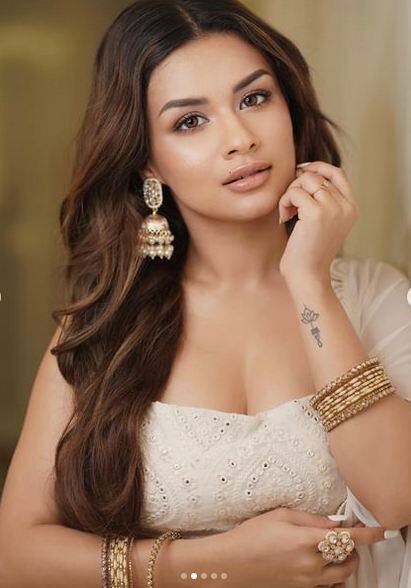 ਹਾਲ ਹੀ ਦੇ ਫੋਟੋਸ਼ੂਟ ਦੌਰਾਨ, ਅਭਿਨੇਤਰੀ ਨੇ ਇੱਕ ਬਹੁਤ ਹੀ ਸੁੰਦਰ ਸਫੈਦ ਰੰਗ ਦੀ ਸਾੜੀ ਦੇ ਨਾਲ ਇੱਕ ਡੀਪਨੇਕ ਬਲਾਊਜ਼ ਪਾਇਆ ਹੋਇਆ ਹੈ।