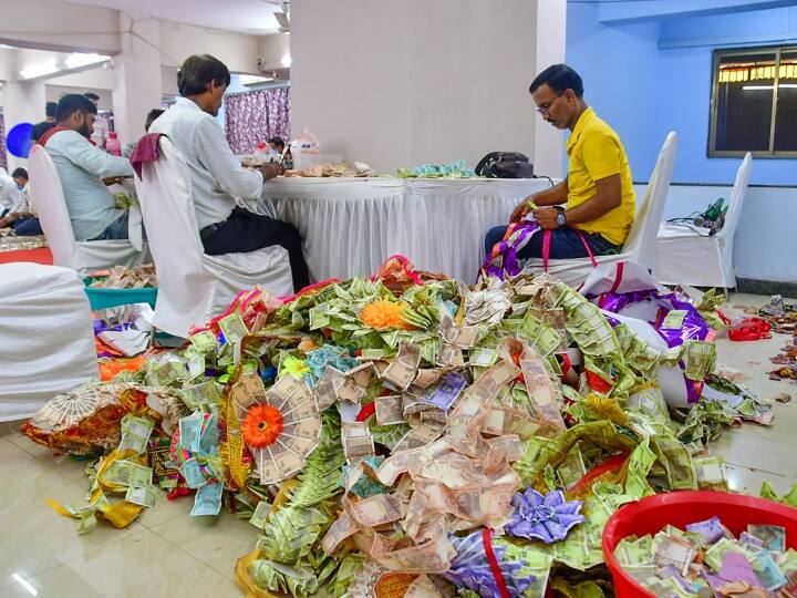 यहां मनोकामना पूरी होने पर भक्त खूब चढ़ावा चढ़ाते हैं. इस वर्ष भी भक्तों ने लालबाग के राजा के चरणों में दिल खोलकर चढ़ावा चढ़ाया है. बप्पा के चढ़ावे में कुल साढ़े तीन किलो सोना चढ़ाया गया, जिसकी कीमत करीब 2 करोड़ दस लाख रुपये है. वहीं भक्तों ने करीब 64 किलो चांदी भी दान की है, जिसकी कीमत करीब 45 लाख रुपये है.