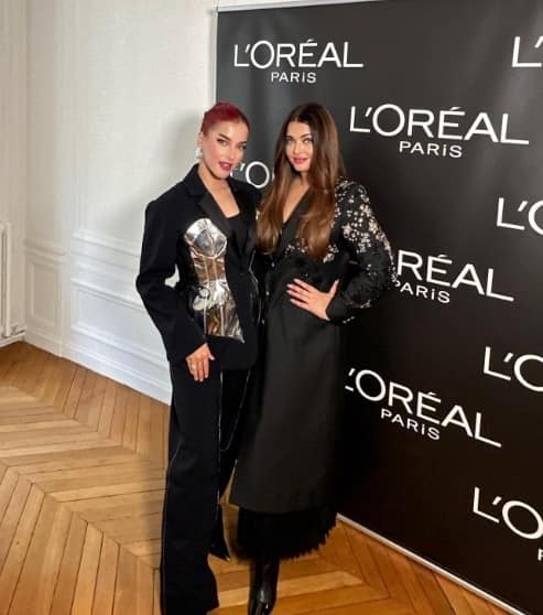 बता दें कि इस वक्त 'पेरिस फैशन वीक' के 'लोरियल' शो में हिस्सा लेने के लिए पेरिस गई हुई हैं.