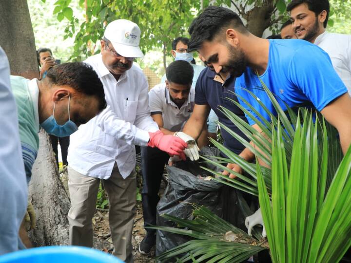 Union Education Minister Dharmendra Pradhan takes part in the drive with students at the Delhi University's at North Campus. (Source: @dpradhanbjp)