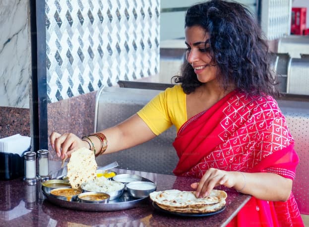 पीठ मळून घेतल्यानंतर, ओल्या कपड्याने झाकून ठेवा आणि किमान 20 मिनिटे राहू द्या  जेणेकरून मऊ पोळ्या बाहेर काढता येतील.