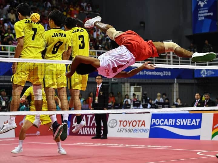 Sepaktakraw: सेपकटकरा खेल देखने में बेहद दिलचस्प लगता है. यह खेल फुटबॉल और वॉलीबॉल का मिक्स्चर है.