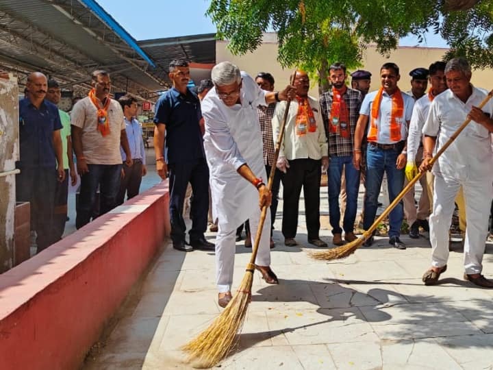 Swachh Bharat Abhiyan Gajendra Singh Shekhawat cleaned Jodhpur railway station Rajasthan ann Swachh Bharat Mission: स्वच्छता अभियान के तहत गजेंद्र सिंह शेखावत ने जोधपुर में किया श्रमदान, राई का बाग रेलवे स्टेशन पर की सफाई