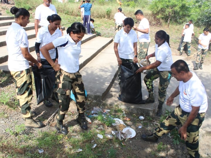 MP indore Swachhata Hi Seva campaign CSWT BSF Mayor Pushyamitra Bhargav Bijasan Mata Temple ann MP News: 'स्वच्छता ही सेवा' अभियान, CSWT BSF कर्मियों द्वारा बिजासन माता मंदिर क्षेत्र में चलाया सफाई अभियान