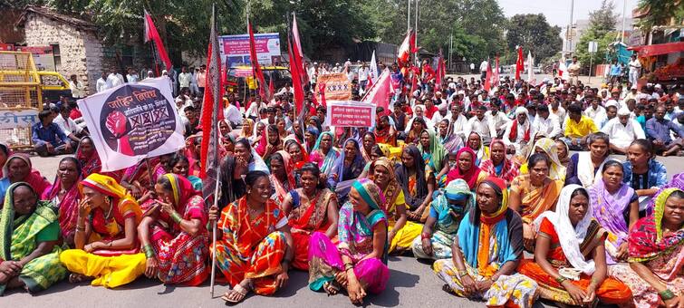 Nashik Latest News Massive march to Nandgao by tribal organization on reservation issue maharashtra news Nashik News : 'आदिवासी जमातीत होणारी घुसखोरी थांबवा', नांदगावी चक्काजाम आंदोलन; आदिवासी संघटनाचा विराट मोर्चा 