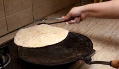 Kitchen Hacks : खूप मेहनत करूनही परफेक्ट पोळी बनत नाही? घरी मऊ पोळी बनवण्याच्या सोप्या टिप्स जाणून घ्या