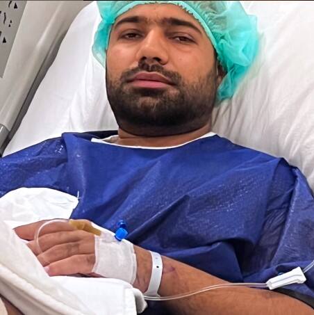 ਇਸ ਵਿਚਾਲੇ ਕਲਾਕਾਰ ਆਪਣੇ ਸੋਸ਼ਲ ਮੀਡੀਆ ਉੱਪਰ ਕਿਸੇ ਨਾ ਕਿਸੇ ਪੋਸਟ ਰਾਹੀਂ ਪ੍ਰਸ਼ੰਸਕਾਂ ਵਿਚਾਲੇ ਐਕਟਿਵ ਰਹਿੰਦਾ ਹੈ। ਕਲਾਕਾਰ ਵੱਲੋਂ ਕੁਝ ਹਫ਼ਤੇ ਪਹਿਲਾਂ ਆਪਣੀ ਹਸਪਤਾਲ ਤੋਂ ਤਸਵੀਰ ਸ਼ੇਅਰ ਕਰ ਸਿਹਤ ਦਾ ਹਾਲ ਦੱਸਿਆ ਗਿਆ ਸੀ।