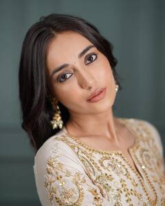 Surabhi Jyoti PHOTO: ટ્રેડિશનલ લુકમાં ગોર્જિયસ લાગી સુરભી જ્યોતિ, જુઓ સુંદર તસવીરો