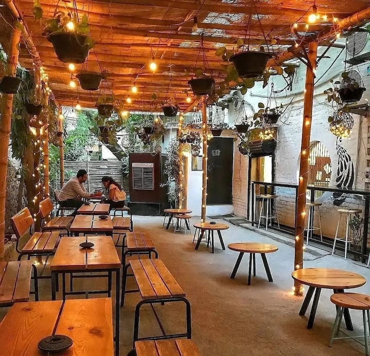 राजधानी दिल्ली घूमने के लिहाज के शानदार जगह हैं. हालांकि, यहां की बेस्ट जगहों के बारें में बहुत से कम लोगों को ही पता है. अगर आप गोवा वाला फील लेना चाहते हैं तो दिल्ली में मिल जाएगा. यहां मुंबई की तरह चकाचौंध, जयपुर की तरह खूबसूरत किले और फॉरेन जैसे विदेशी वाइब्स (Best Restaurant in Delhi) भी मिल जाते हैं.