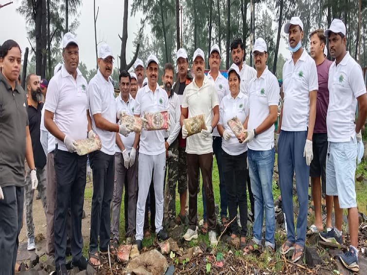 Charas found on Varasoli beach during Swachhta Hi Seva Activity Police seized 8 packets Raigad Crime News 'स्वच्छता हीच सेवा' उपक्रमादरम्यान रायगड किनाऱ्यावर सापडलं चरस; पोलिसांकडून 8 पाकिटं जप्त