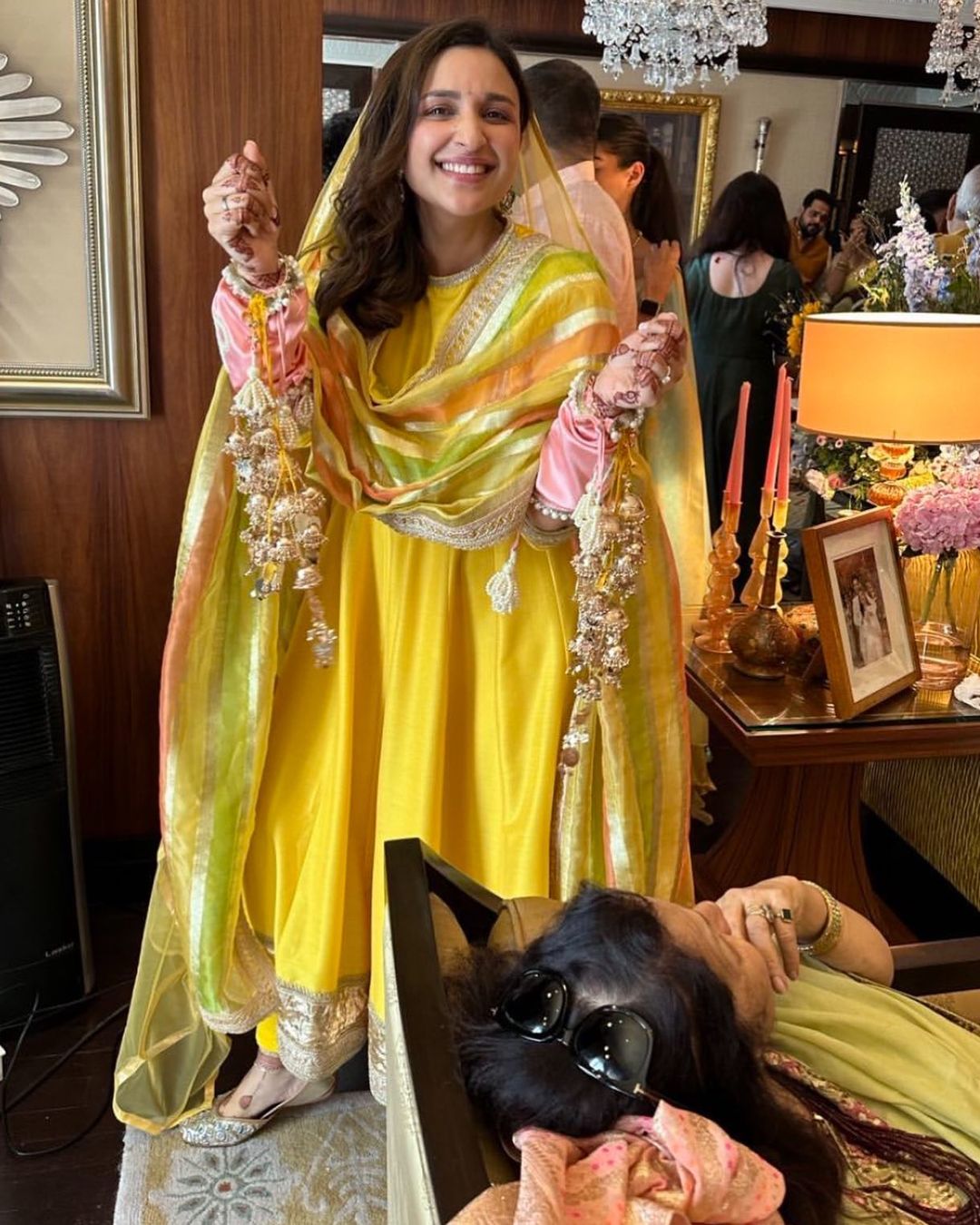 सोनम से दीपिका तक इन हसीनाओं ने शादी में पहने इतने महंगे लहंगे - bollywood  actresses wear expenensive dresses in thier wedding-mobile