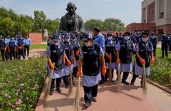 Cleanliness Campaign : संसद भवन परिसरात स्वच्छता मोहीम, पाहा फोटो