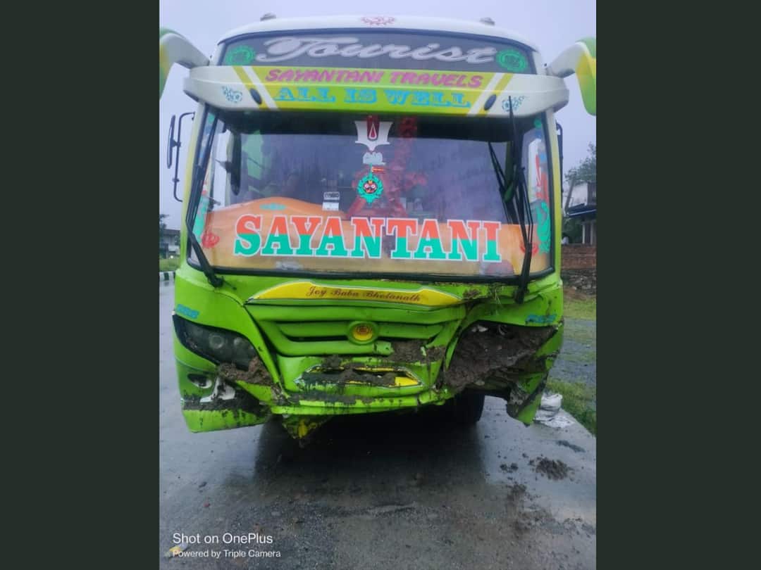 Bus Carrying TMC Workers To Delhi Protest Meets With Accident, Several Injured Bus Carrying TMC Workers To Delhi Protest Meets With Accident, Several Injured
