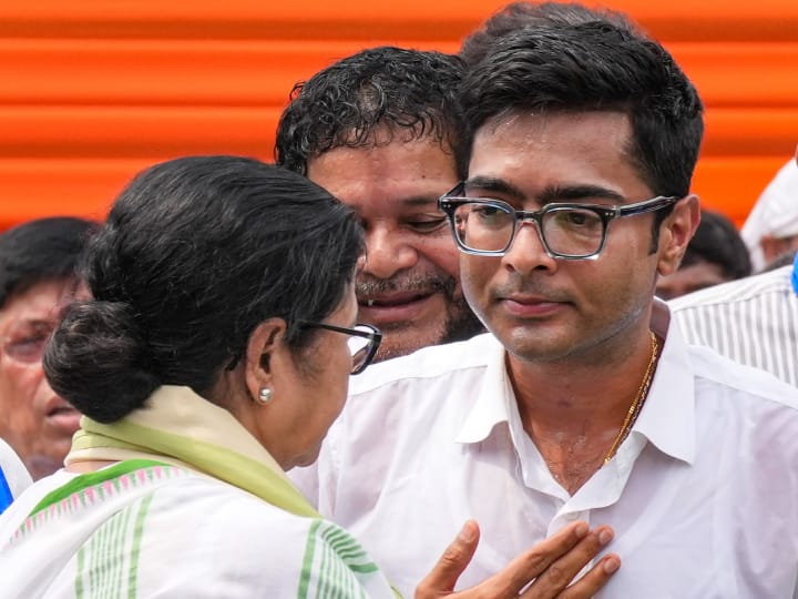 TMC का हल्ला बोल: मनरेगा के मुद्दे पर राजघाट से लेकर जंतर-मंतर तक मोदी सरकार को घेरने की तैयारी TMC का हल्ला बोल: मनरेगा के मुद्दे पर राजघाट से लेकर जंतर-मंतर तक मोदी सरकार को घेरने की तैयारी