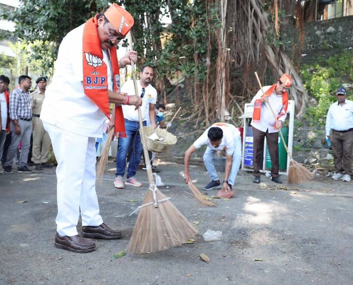 ગુજરાત ભાજપ પ્રદેશ પ્રમુખ સી.આર.પાટીલે સુરતમ શ્રમદાન કર્યું હતું. તેમણે સોશિયલ મીડિયા પર લખ્યું, સ્વચ્છતાને જીવનમાં એવી રીતે અપનાવી લો કે એ આદત બની જાય !પૂજ્ય ગાંધીજીની જન્મ જયંતિનાં પૂર્વ દિવસે માનનીય પ્રધાનમંત્રી નરેન્દ્ર મોદીના માર્ગદર્શન અને પ્રેરણા અંતર્ગત સમગ્ર દેશમાં સ્વચ્છતા માટે શ્રમદાન અભિયાન હેઠળ આજે સુરત મહાનગર ખાતે સ્વચ્છતા કાર્યક્રમમાં જોડાઇ પ્રદેશ મંત્રી રઘુભાઇ હુંબલ, ધારાસભ્ય અરવિંદભાઇ રાણા, સુરત ભાજપા પ્રમુખ નિરંજનભાઇ ઝાંઝમેરા અને કાર્યકર્તાઓ સાથે મળી સફાઇ કાર્ય કર્યું. અને પ્રધાનમંત્રીના દેશવ્યાપી સ્વચ્છતાનાં યજ્ઞમાં આહુતિ આપવાનું સૌભાગ્ય પ્રાપ્ત થયું.