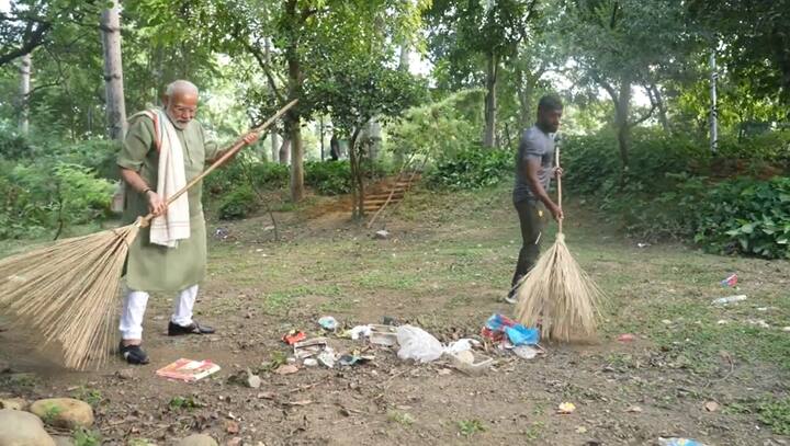 রবিবার সকালে স্বচ্ছ ভারত অভিযান নিয়ে দেশবাসীকে বার্তা দিয়েছেন প্রধানমন্ত্রী মোদি। তিনি বলেছেন দেশের সেবার পথ স্বচ্ছতা। স্বচ্ছতার মাধ্যমে দেশকে সেবা করা যায়। ছবি- পিটিআই