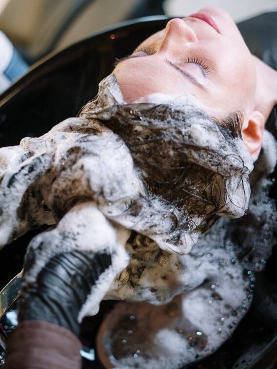 शैंपू काला हो या नीला... सफेद झाग ही क्यों आते हैं?