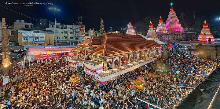 दरवर्षी नवरात्रोत्सवात भाविक विक्रमी गर्दी करतात.