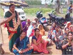 अम्बिकापुर में लोगों का नशे के खिलाफ अनोखा विरोध! शराब की दुकान के बाहर किया कीर्तन-भजन