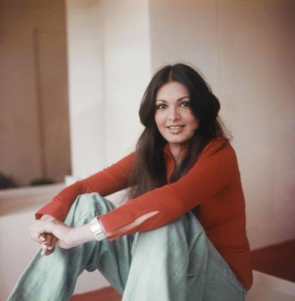 70 औऱ 80 के दशक में परवीन बॉबी ने अपने बोल्ड और ग्लैमरस लुक पर्दे पर आग लगा रखी थी. हर कोई उनकी दिलकश अदाओं पर जान छिड़कता था. एक्ट्रेस ने अपने लंबे करियर में बॉलीवुड के हर बड़े स्टार के साथ काम किया है. जिसमें एक सदी के महानायक अमिताभ बच्चन भी थे. ऐसे में एक बार दोनों के बीच कुछ ऐसा हुआ था. जिसे जानकर आप दंग रह जाएंगे. चलिए जानते हैं क्या है पूरा किस्सा.....