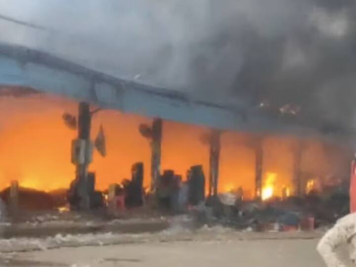 MP Fire broke out in Bardana warehouse Indore fire brigade arrived two hours late ANN Indore Fire News: इंदौर के बरदाना गोदाम में लगी आग से करोड़ों का नुकसान, दो घंटे लेट पहुंची फायर ब्रिगेड, व्यापिरयों का फूटा गुस्सा