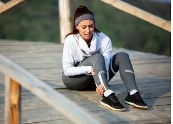 ਜ਼ਿਆਦਾ ਤਲੇ ਹੋਏ ਭੋਜਨ- ਅੱਜਕਲ ਫਾਸਟ ਫੂਡ ਦੇ ਰੁਝਾਨ ਕਾਰਨ ਲੋਕ ਜ਼ਿਆਦਾ ਤਲੇ ਹੋਏ ਭੋਜਨ ਖਾਣ ਲੱਗ ਪਏ ਹਨ। ਇਨ੍ਹਾਂ ਵਿਚ ਟ੍ਰਾਂਸ ਫੈਟ ਹੁੰਦਾ ਹੈ ਜੋ ਹੱਡੀਆਂ ਨੂੰ ਕਮਜ਼ੋਰ ਕਰਦਾ ਹੈ।