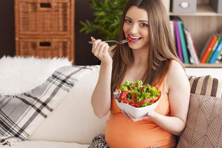 Health Tips eating these fruits during pregnancy can cause miscarriage Health Tips : गरोदरपणात 'ही' फळं खाल्ल्याने होऊ शकतो गर्भपात; चुकूनही सेवन करू नका