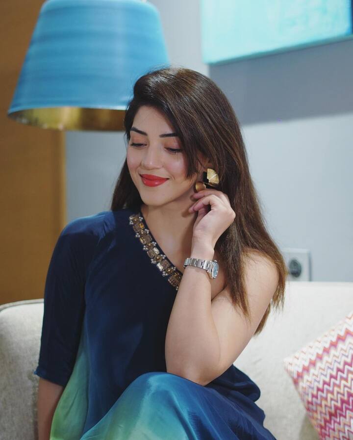 చేతిలో సినిమా అవకాశాలు తక్కువగా ఉన్నాయి. అయితే ఆమె సోషల్ మీడియా ద్వారా తన అభిమానులకు దగ్గరగా ఉంటోంది. -Image credit: Mehreen Pirzada/Instagram