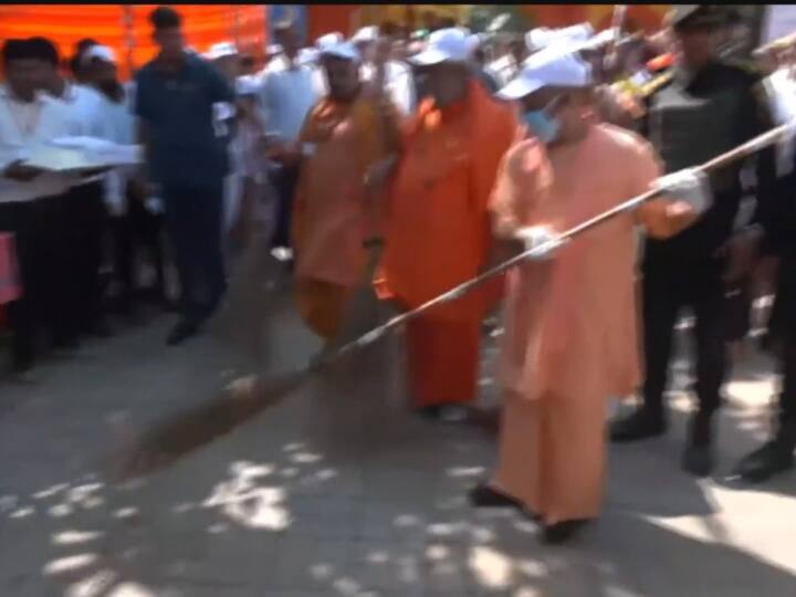 CM Yogi Adityanath in Naimisharanya of Sitapur cleaned with broom under Swachhata Hi Seva campaign Swachhata Hi Seva: नैमिषारण्य पहुंचे CM योगी ने सड़क पर झाड़ू लगाकर की सफाई, कहा-पर्यटकों के साथ हो अच्छा सलूक
