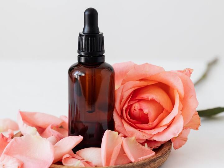 কপার, জিঙ্ক, ভিটামিন বি, ভিটামিন সি, ভিটামিন ই রয়েছে জোজোবা অয়েলের মধ্যে। চুলের গঠন মজবুত করতে এইসব উপকরণ সাহায্য করে। কমায় চুল পড়ার সমস্যা।