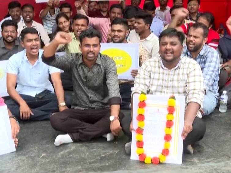 MPSC Student are waiting for placement now protest start in azad maidan detail marathi news MPSC Student Protest : एमपीएससीच्या 2020च्या परीक्षेमध्ये निवड झाली तरी विद्यार्थी नियुक्तीच्या प्रतीक्षेत, आझाद मैदानावर बेमुदत उपोषणाला सुरुवात