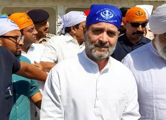 ਕਾਂਗਰਸ ਆਗੂ ਰਾਹੁਲ ਗਾਂਧੀ ਨੇ ਸੋਮਵਾਰ (2 ਅਕਤੂਬਰ) ਨੂੰ ਸ੍ਰੀ ਹਰਿਮੰਦਰ ਸਾਹਿਬ ਵਿਖੇ ਮੱਥਾ ਟੇਕਿਆ। ਨੀਲੇ ਰੰਗ ਦੇ ਰੁਮਾਲ ਨਾਲ ਸਿਰ ਢੱਕ ਕੇ ਸਾਬਕਾ ਕਾਂਗਰਸ ਪ੍ਰਧਾਨ ਨੇ ਹਰਿਮੰਦਰ ਸਾਹਿਬ ਮੱਥਾ ਟੇਕਿਆ।