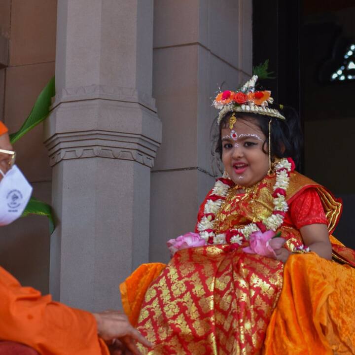 তাঁদের রক্ষা করতে দেবী কুমারীরূপে আবির্ভূতা হন।  দেবীর ওই কুমারী রূপেই বানাসুরকে বধ করেছিলেন। সেই থেকে কুমারী পুজোর প্রচলন।