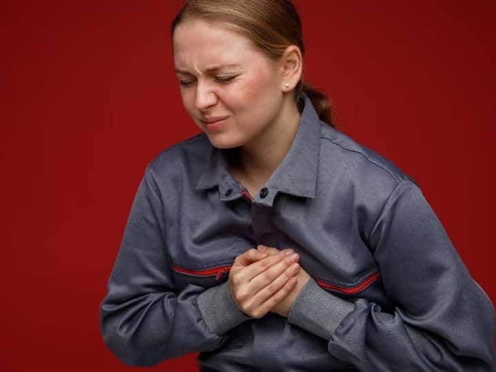 दरअसल, जब हार्ट अटैक होता है, उस वक्त हार्ट की मांसपेशियों के एक हिस्से में खून का प्रवाह बाधित हो जाता है और ये कोरोनरी धमनियों में कोई ब्लॉकेज होने की वजह से होती है. आपको बता दें कि हार्ट को खून की आपूर्ति दो मुख्य कोरोनरी धमनियों से होती है. दो धमनी लेफ्ट और राइट साइड में होती है. इन आर्टरी में ही जब कोई रुकावट होती है तो हार्ट अटैक आता है.