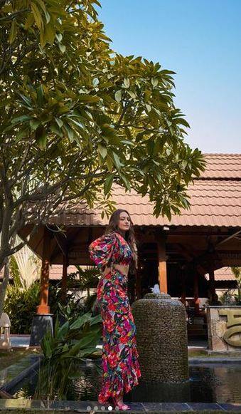 ਇਨ੍ਹਾਂ ਪਹਿਰਾਵੇ ਦੇ ਨਾਲ, ਅਭਿਨੇਤਰੀ ਨੇ ਵਿਲੱਖਣ ਸਟਾਈਲ ਐਕਸੈਸਰੀਜ਼ ਵੀ ਪਹਿਨੀਆਂ ਹਨ ਜੋ ਲੋਕਾਂ ਦਾ ਧਿਆਨ ਆਕਰਸ਼ਿਤ ਕਰ ਰਹੀਆਂ ਹਨ।