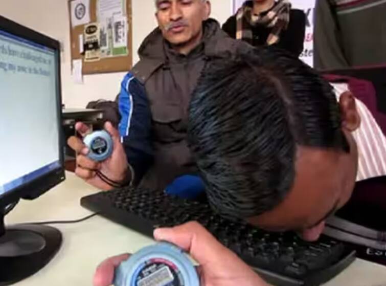 INDIA GK this man types with nose know how he made 15 world records GK: नाकाने टायपिंग करतो 'हा' व्यक्ती; जाणून घ्या कसे बनवले 15 वर्ल्ड रेकॉर्ड