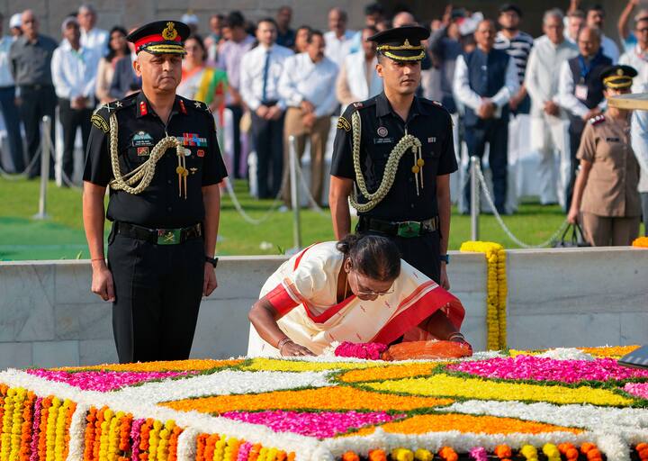 देशभरात स्वच्छता अभियानही राबवलं जात आहे. 'अहिंसा परमो धर्म:' आत्मसात करून बापूंनी आपल्या हयातीतच या विचाराची ताकद जगाला जाणवून दिली.  (Photo : PTI)