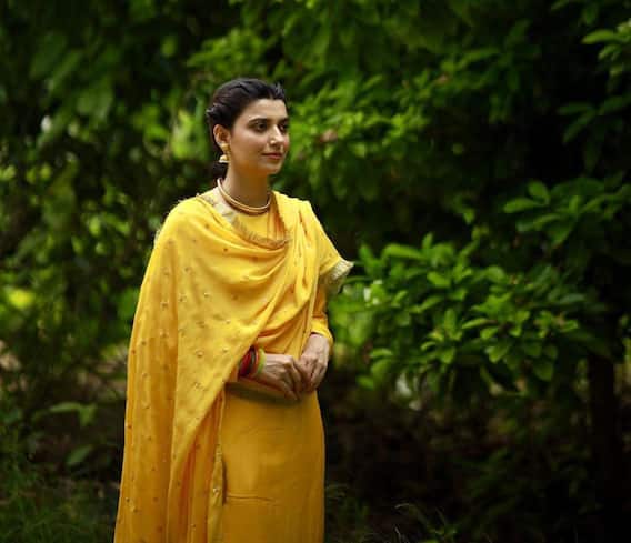 Nimrat Khaira; ਨਿਮਰਤ ਖਹਿਰਾ ਨੇ ਅੰਗ ਪ੍ਰਦਰਸ਼ਨ ਕਰਨ ਵਾਲੀਆਂ ਅਭਿਨੇਤਰੀਆਂ 'ਤੇ ਕੱਸਿਆ ਤੰਜ? ਤਸਵੀਰਾਂ ਸ਼ੇਅਰ ਕਰ ਬੋਲੀ- 'ਮੈਨੂੰ ਸਾਦਗੀ ਪਸੰਦ'