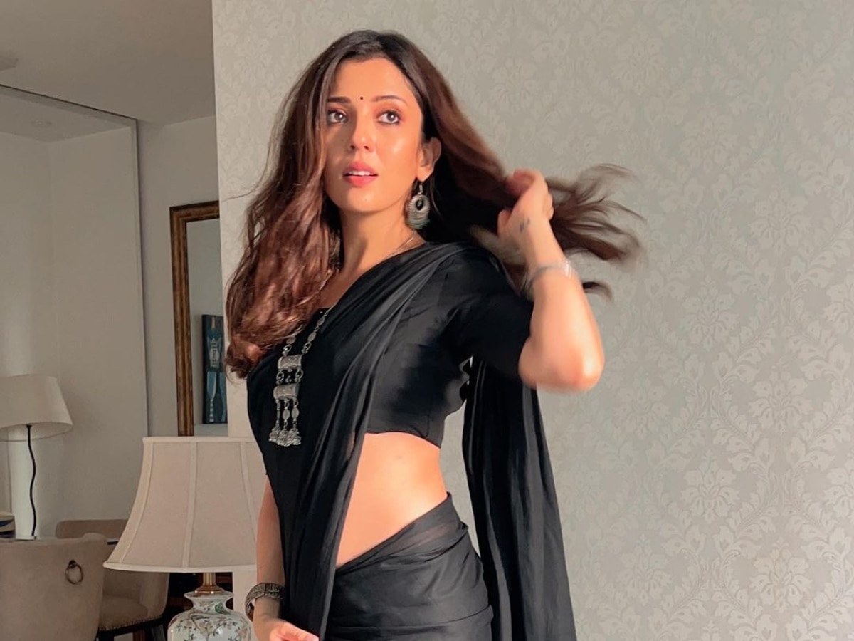 Barkha Singh Shows How To Ace A Simple Black Saree Look With Oxidised  Jewellery