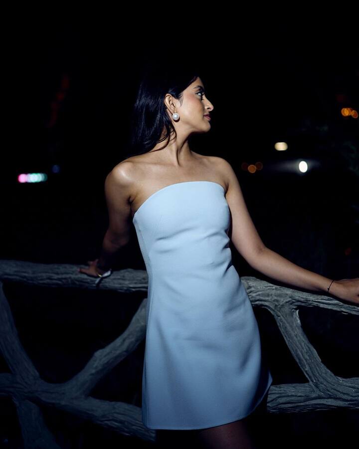 वहीं इससे पहले नव्या नवेली ने भी अपनी कुछ तस्वीरें फैंस के साथ शेयर की थी. जिसमें वो काफी गॉर्जियस लुक में दिखीं.