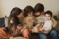 Parenting Tips : तुमचं मुल दिवसेंदिवस हट्टी बनत चाललंय? मुलांचं संगोपन करताना 'या' चुका टाळा