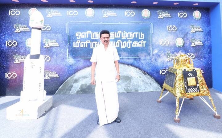 ராக்கெட், லேண்டர் மாதிரிகளுக்கு மத்தியில் நின்று முதல்வர் ஸ்டாலின் புகைப்படம் எடுத்துக்கொண்டார்.