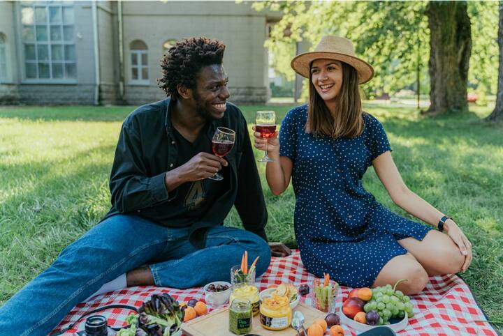 डेटवर लगेच तुमच्या उणिवा सांगू नका. खरं तर महिलांना आत्मविश्वासू पार्टनर आवडतात. त्याकरता आधी स्वत:वर प्रेम करा.