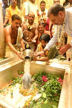 In Pics: काशी विश्वनाथ मंदिर में बागेश्वर बाबा ने लगाई हाजिरी, देखें पंडित धीरेंद्र शास्त्री का अनोखा अंदाज